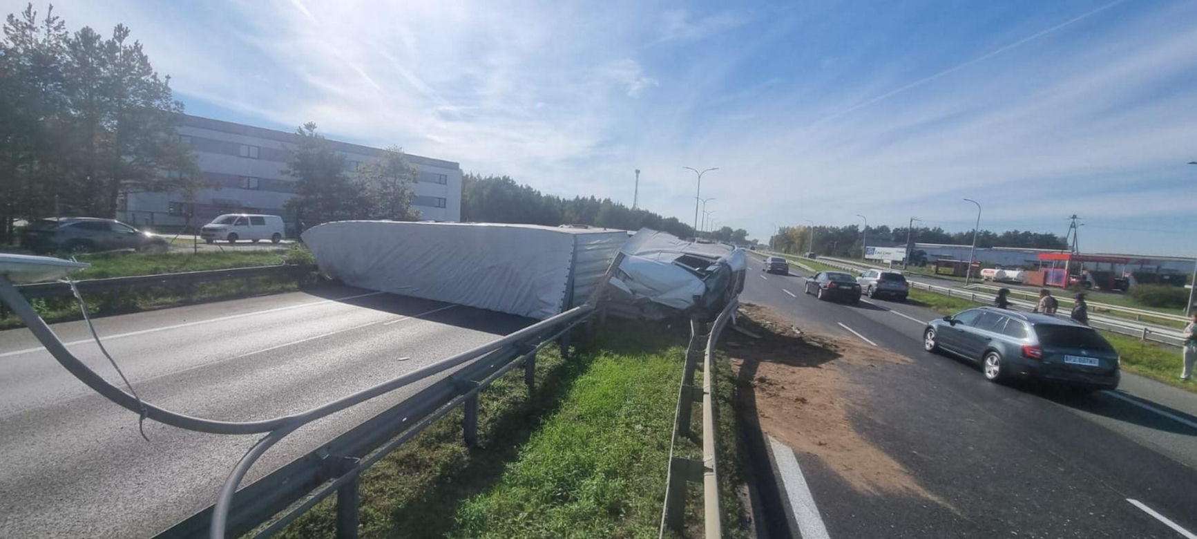 Ciężarówka przewróciła się na S8