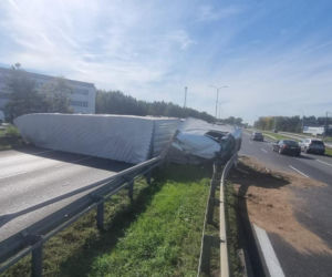 Ciężarówka przewróciła się na S8