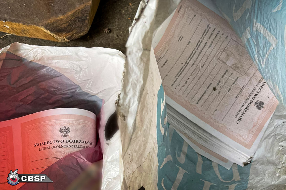  Zarabiali na prostytucji. Policja rozbiła gang. Znaleziono broń, amunicję i narkotyki