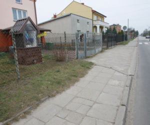 Dramat w Markach. Chodnik, po którym nie da się bezpiecznie chodzić