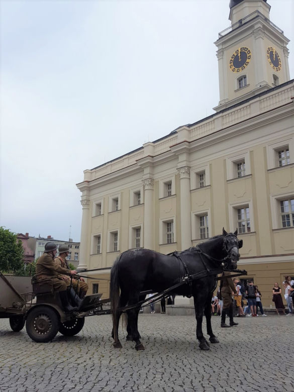Przybyli ułani... świętować na Rynku w Lesznie