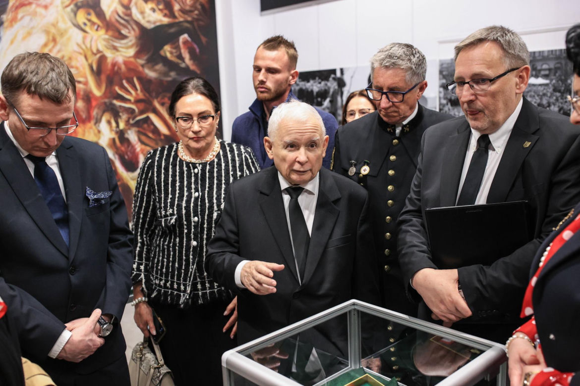 Jarosław Kaczyński na otwarciu wystawy pt. „Katyń 1940 - Smoleńsk 2010. Anatomia kłamstwa” w Muzeum Miejskim w Jastrzębiu-Zdroju