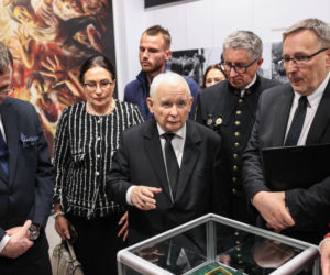 Jarosław Kaczyński pojawił się na kontrowersyjnej wystawie. Ekspert ostro: Gorzej niż głupota