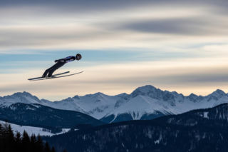 Kacper Tomasiak z medalem. Kto jako pierwszy pogratulował skoczkowi?