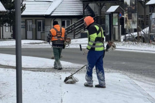 Koszą trawę w śniegu, jak gdyby nigdy nic. Tu kosiarze są sumienni