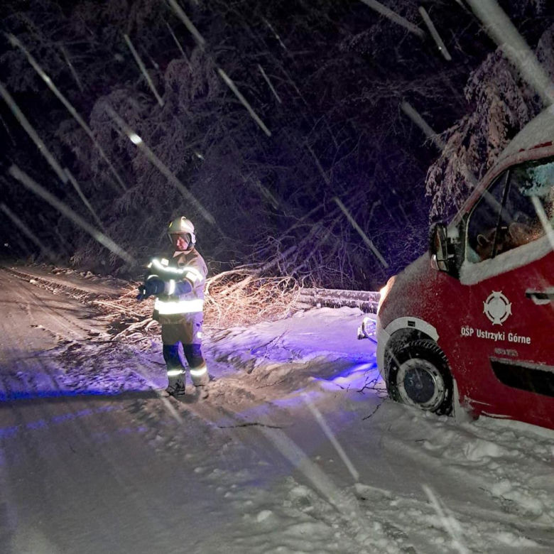 Atak zimy na Podkarpaciu: Tysiące domów bez prądu! Strażacy interweniowali setki razy, śnieg paraliżuje region