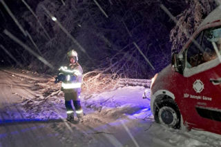 Atak zimy na Podkarpaciu: Tysiące domów bez prądu! Strażacy interweniowali setki razy, śnieg paraliżuje region