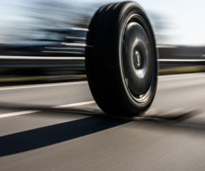 Koło ciężarówki w Markach. Jak to możliwe, że potężne bliźniaki stają się pociskami?