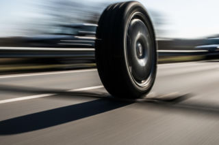 Koło ciężarówki w Markach. Jak to możliwe, że potężne bliźniaki stają się pociskami?