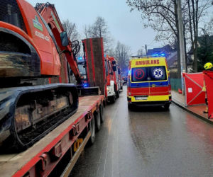 Potworna kraksa osobówki z ciężarówką. Nie żyje poszkodowany mężczyzna