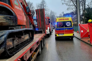 Potworna kraksa osobówki z ciężarówką. Nie żyje poszkodowany mężczyzna