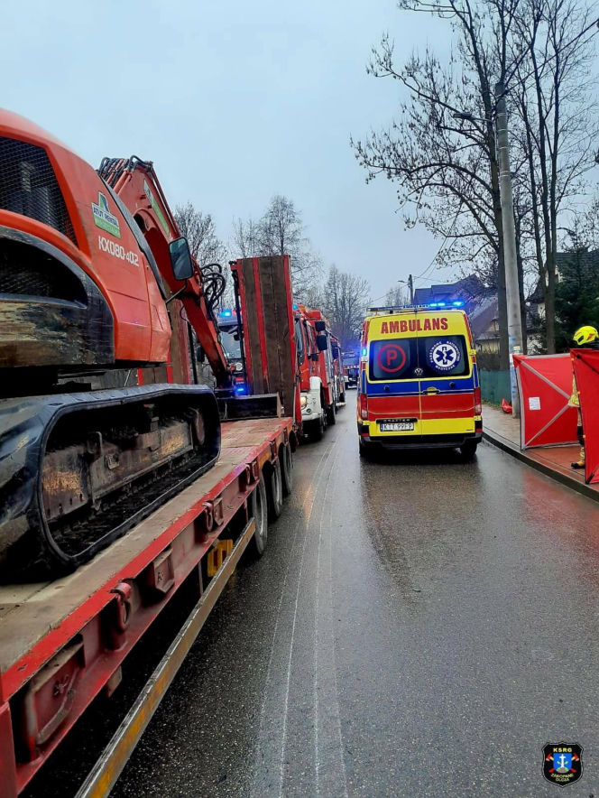 Potworna kraksa osobówki z ciężarówką. Nie żyje poszkodowany mężczyzna