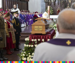 Łomża. Biskup Stanisław Stefanek pochowany. Żegnały go setki ludzi