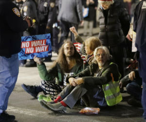 Protesty i pozwy po decyzji Trumpa