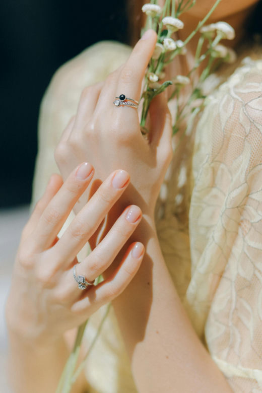 Lniane paznokcie to idealny manicure dla minimalistek