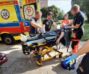 Dramat na balkonie! Mężczyzna leżał wśród nieczystości, po jego ciele chodziły muchy. Liczyła się każda minuta