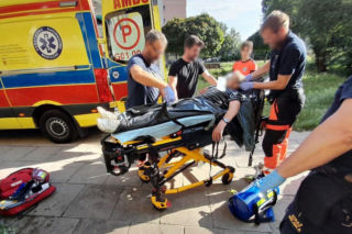 Dramat na balkonie! Mężczyzna leżał wśród nieczystości, po jego ciele chodziły muchy. Liczyła się każda minuta