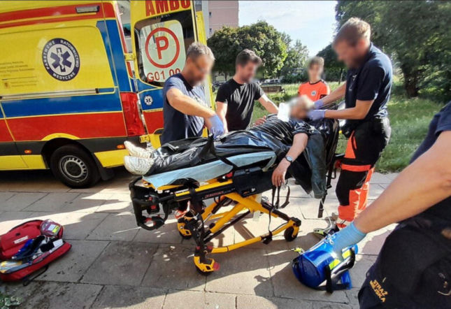 Dramat na balkonie! Mężczyzna leżał wśród nieczystości, po jego ciele chodziły muchy. Liczyła się każda minuta