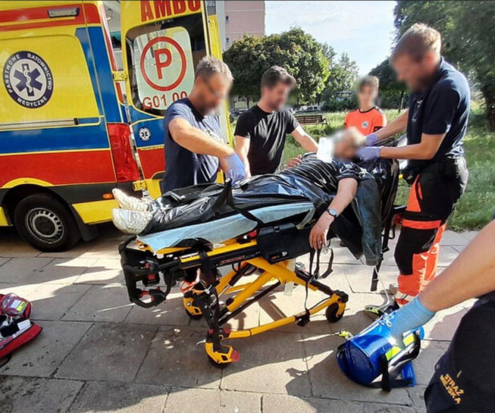 Mężczyzna leżał na balkonie pełnym much i nieczystości. Błyskawiczna reakcja sąsiada