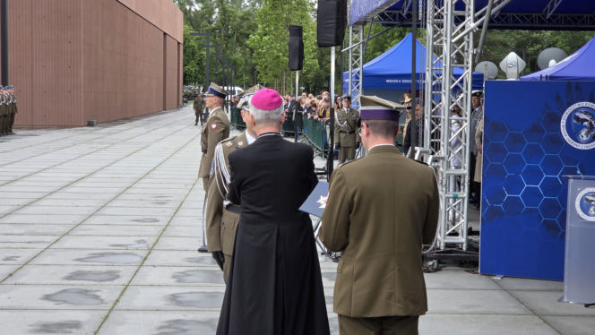 „Budowaliśmy samolot w trakcie lotu z pożarem”. Generał Molenda przechodzi do NATO