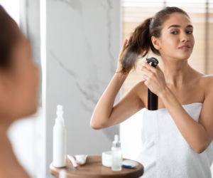 Twoje włosy rano to katastrofa? Zamiast myć głowę, wypróbuj prosty trik. Efekt cię zaskoczy