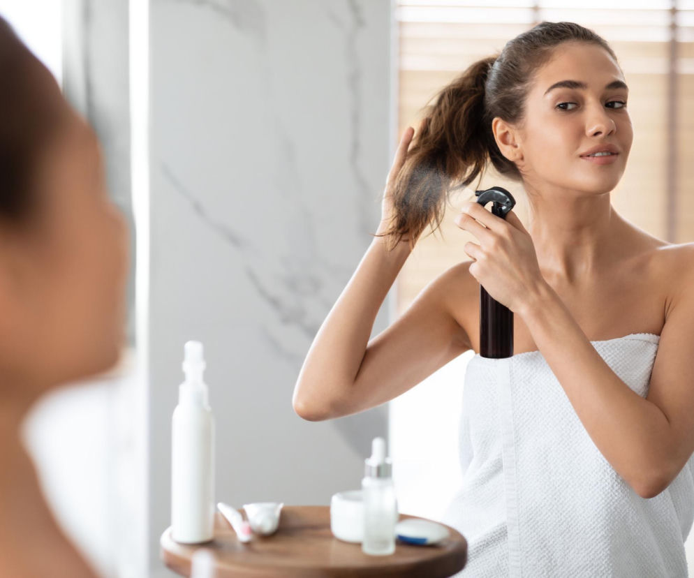 Twoje włosy rano to katastrofa? Zamiast myć głowę, wypróbuj prosty trik. Efekt cię zaskoczy