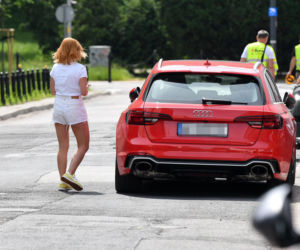 Katarzyna Zielińska parkuje na ulicy