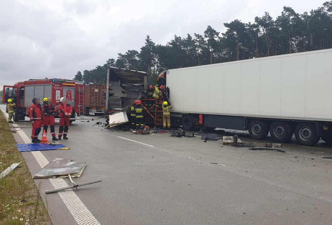 Potworny wypadek na A1 pod Radomskiem. 24-latka nie żyje. Zderzyły się cztery tiry [ZDJĘCIA]