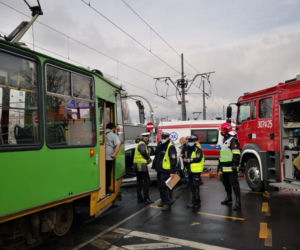 Poznań: Zderzenie tramwaju z samochodem. Kierowca ZAKLESZCZONY w aucie! 