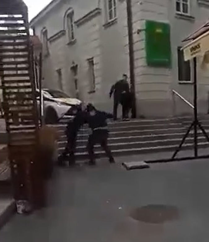 Atak nożownika pod galerią handlową w Siedlcach. Kolega dźgnął kolegę na oczach gapiów!
