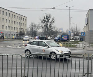 Egzamin na prawo jazdy nie taki prosty. Znani Polacy usiedli za kierownicą i przystąpili do testu