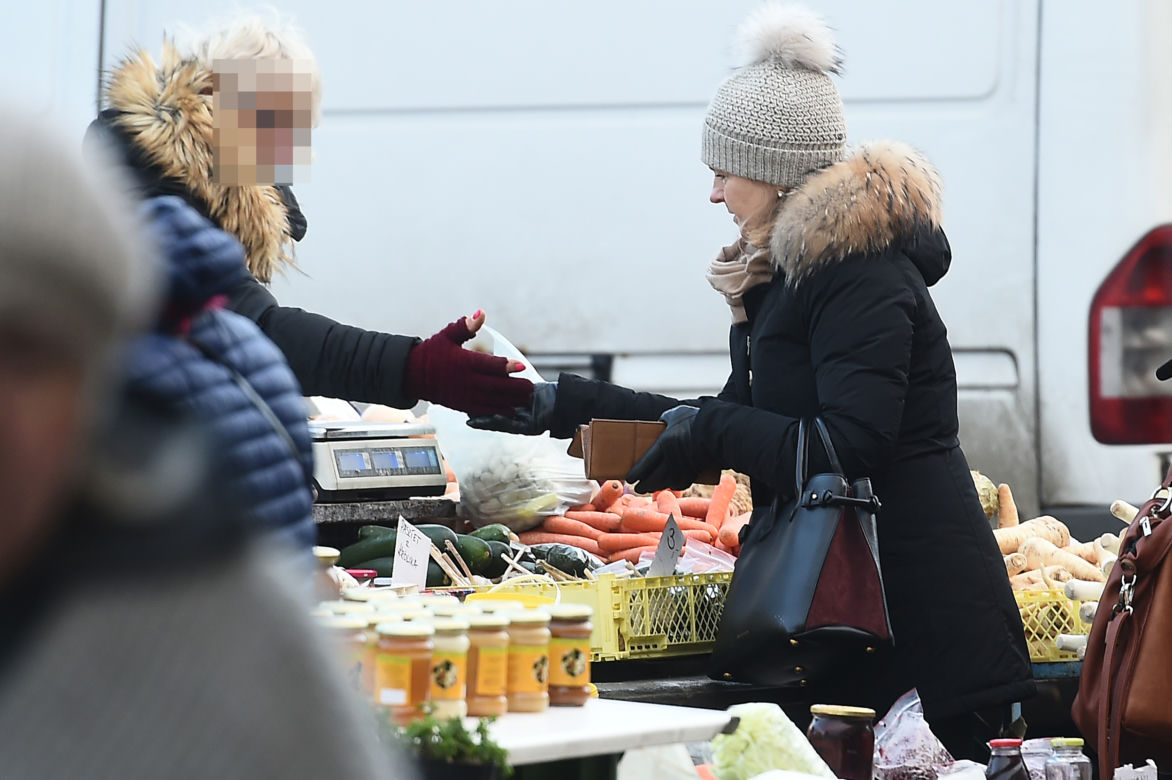 MAŁGORZATA TUSK KUPUJE NA BAZARKU.