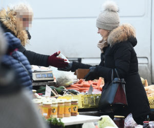 MAŁGORZATA TUSK KUPUJE NA BAZARKU.