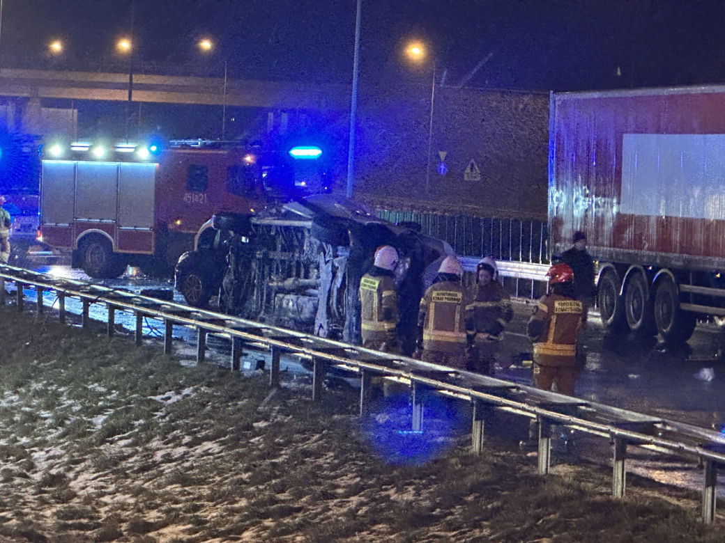 Tragedia na drodze pod Skurowem. Cztery rozbite auta, jedno na boku. Są ranni