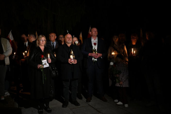 Marsz milczenia w Jarosławiu po ataku na księdza. Mieszkańcy w żałobie