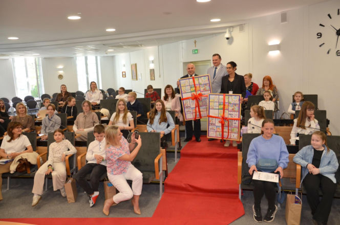 „Plastyczne Oscary” i mosty między pokoleniami. Wielki finał konkursów w ramach kampanii „Widzę – rozmawiam – reaguję” w Siedlcach