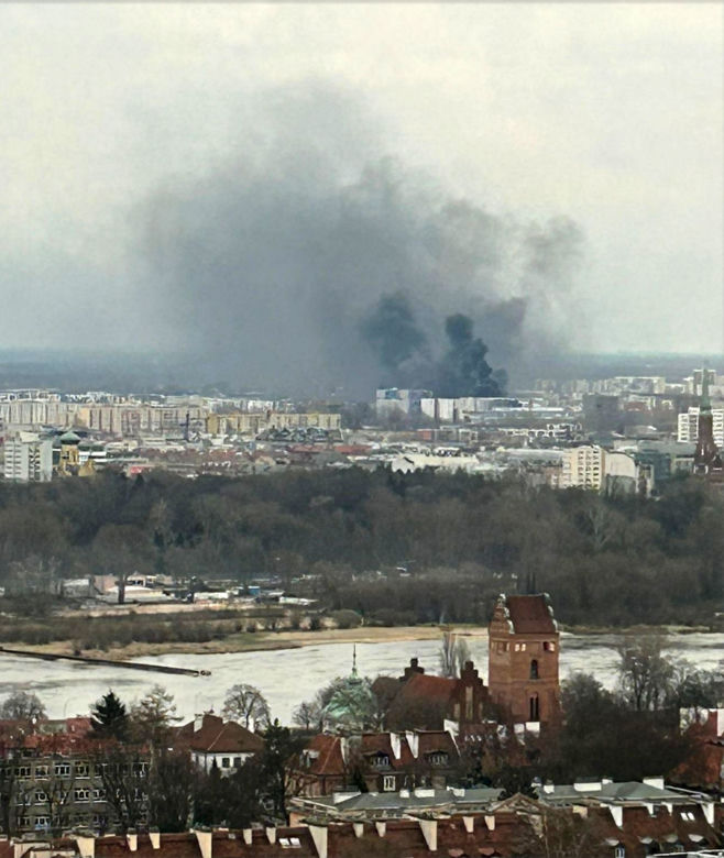 Kłęby dymu nad Pragą-Południe. Pożar na budowie