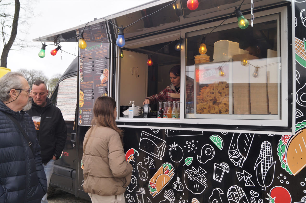Festiwal Smaków Food Trucków 2023. Restauracje na kółkach zaparkowały na Wyspie Młyńskiej! [ZDJĘCIA]