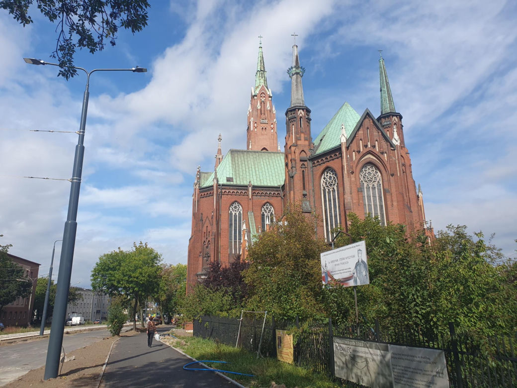 Księża zamówili męską prostytutkę na imprezę. Teraz ktoś podpalił kościół