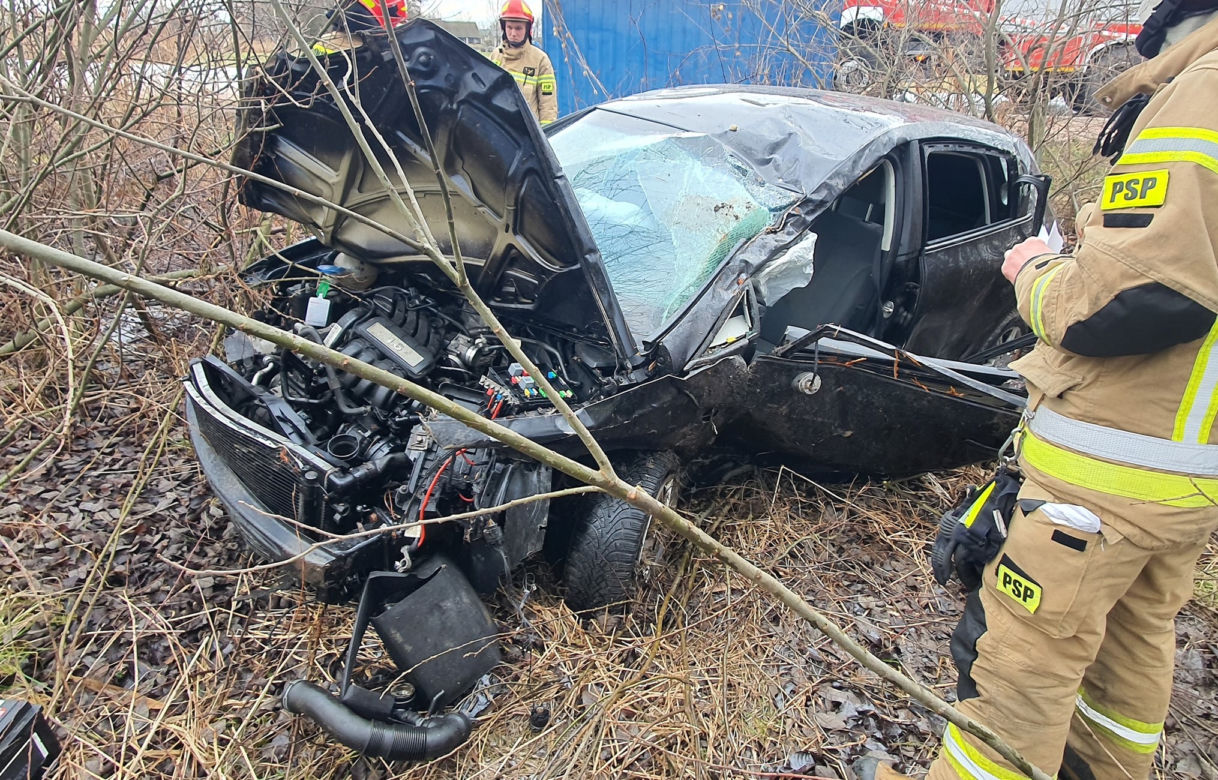 Radom. 18-latek na OIOM-ie! Seat roztrzaskał się o betonowy przepust [ZDJĘCIA]