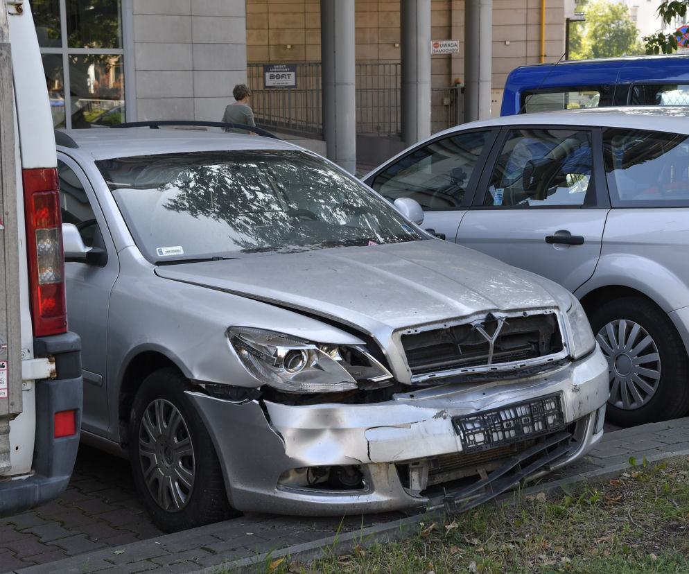 Wraki blokują miejsca parkingowe