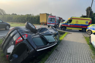 Chwila grozy na DK 75. Rozbite auta poza jezdnią
