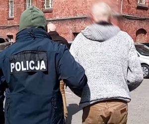 Szturm na dom mordercy! Miał zabić ojca i 44-latkę [ZDJĘCIA]