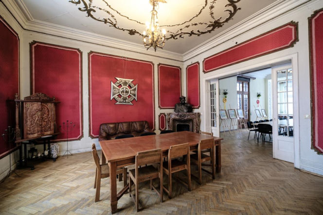 Były tu biura, przedszkole i Urząd Stanu Cywilnego. Dziś w dawnej willi fabrykanta działa harcerstwo