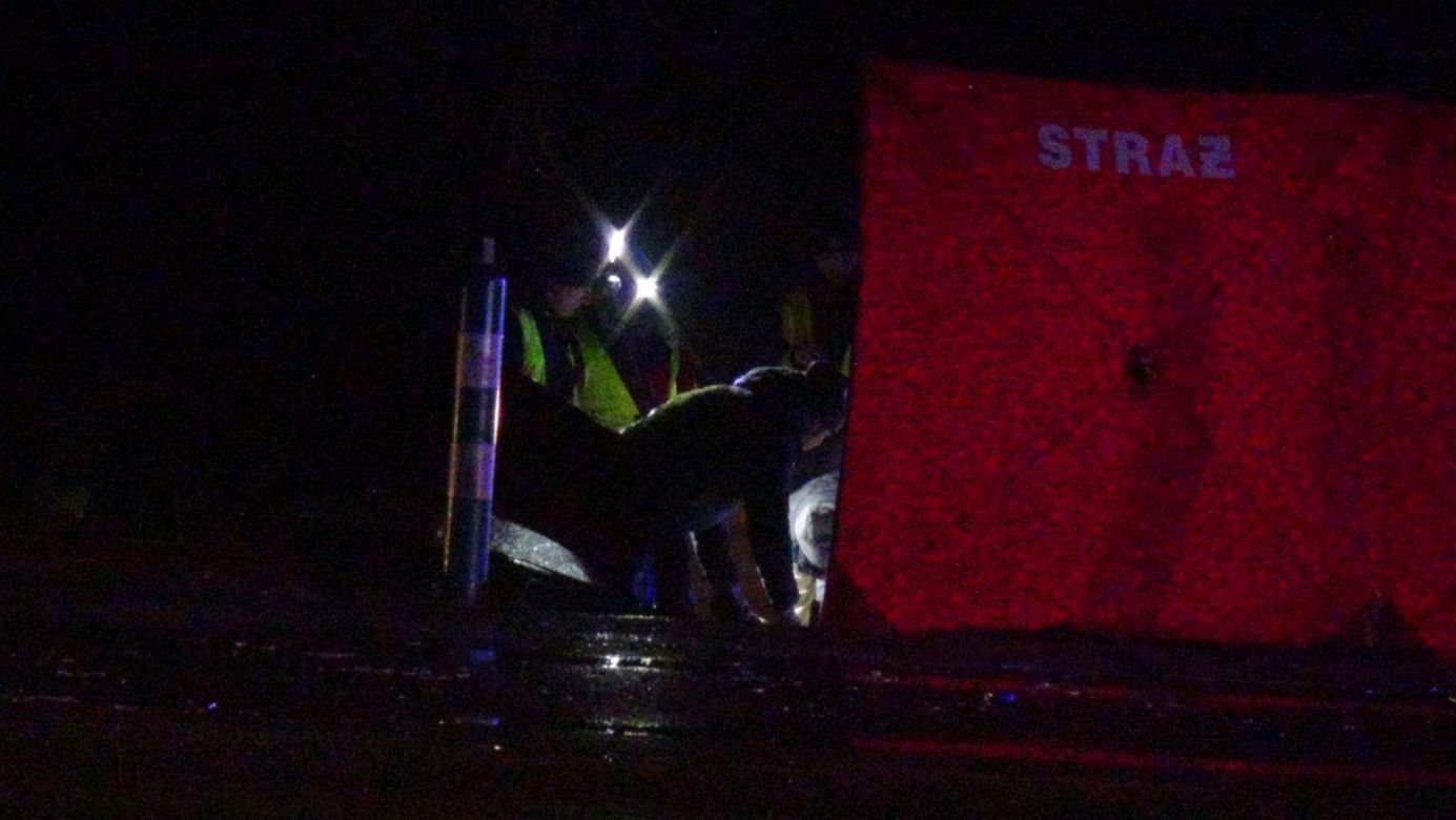 Śmiertelny wypadek w Łochowie. Rozpędzony 84-latek wjechał swoją pandą w audi, jego auto wylądowało w rowie 