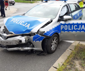 Roztrzaskany radiowóz na Ursynowie. Policjanci uderzyli w osobówkę