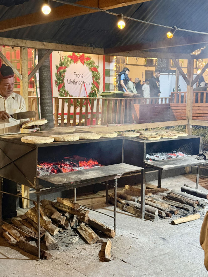 Na jarmarku w Funchal działa etnograficzna wioska, można tu zobaczyć m.in. jak powstaje bolo do caco