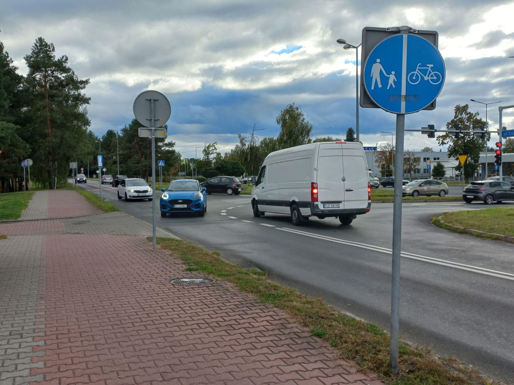 Prosto przez skrzyżowanie. ​Prezydent Leszna proponuje zmianę przebiegu ścieżki rowerowej na odcinku Konstytucji 3 Maja