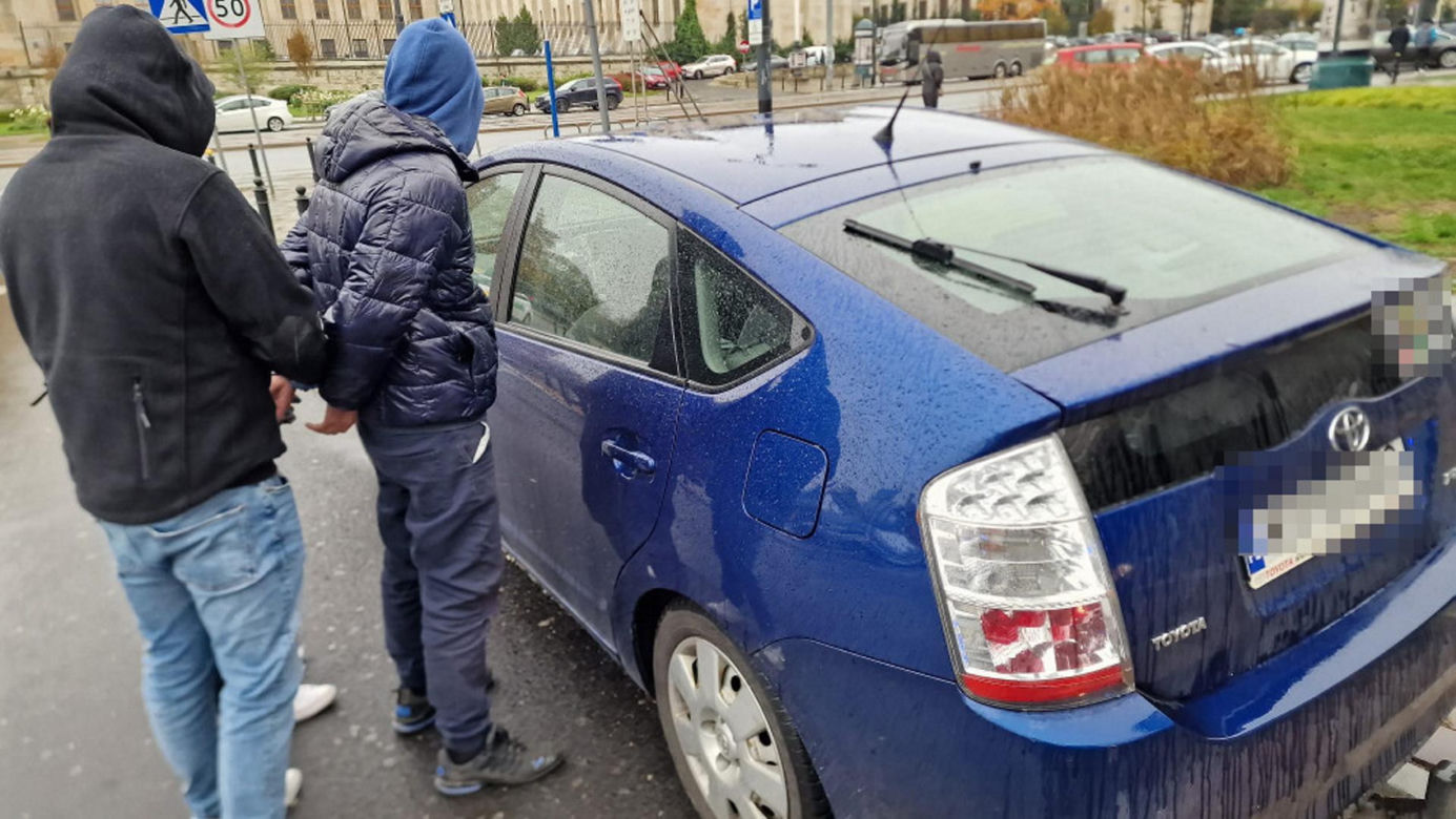 Naćpany kierowca w rękach policji. To on wciągał biały proszek za kierownicą taksówki!