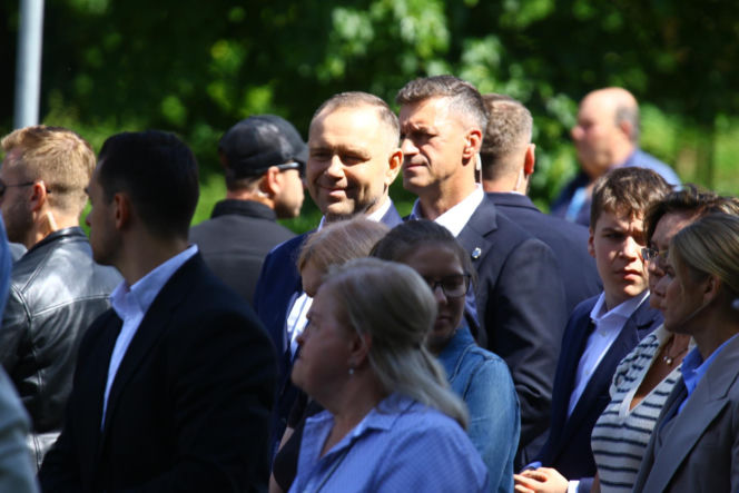 Nawrocki na procesji z rodziną